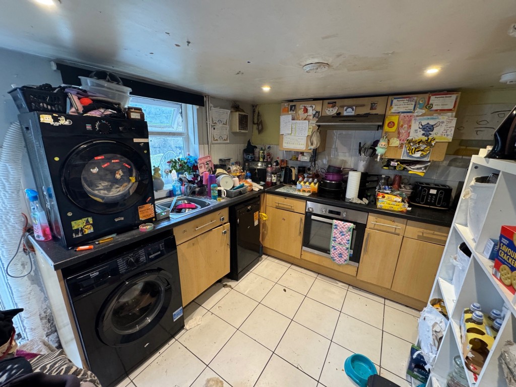 Lot: 182 - THREE STOREY FREEHOLD HOUSE INVESTMENT - Kitchen